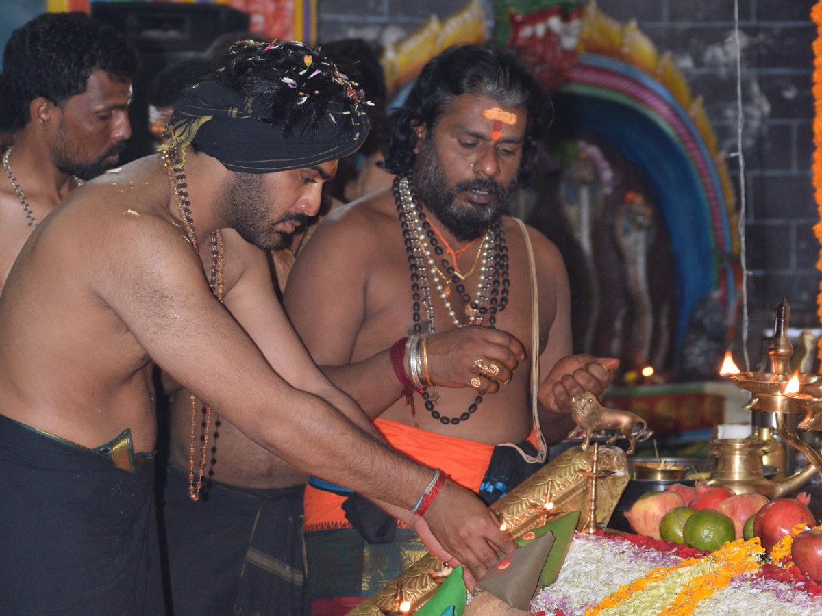 Sharwanand Mahapadi Pooja to Ayyappa Swamy Photo Gallery - Sakshi9