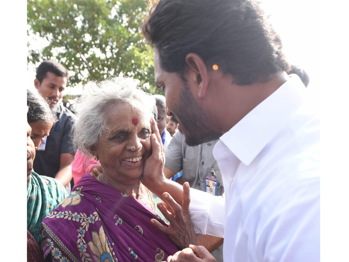 YS Jagan PrajaSankalpaYatra 302th Day Photo Gallery - Sakshi11