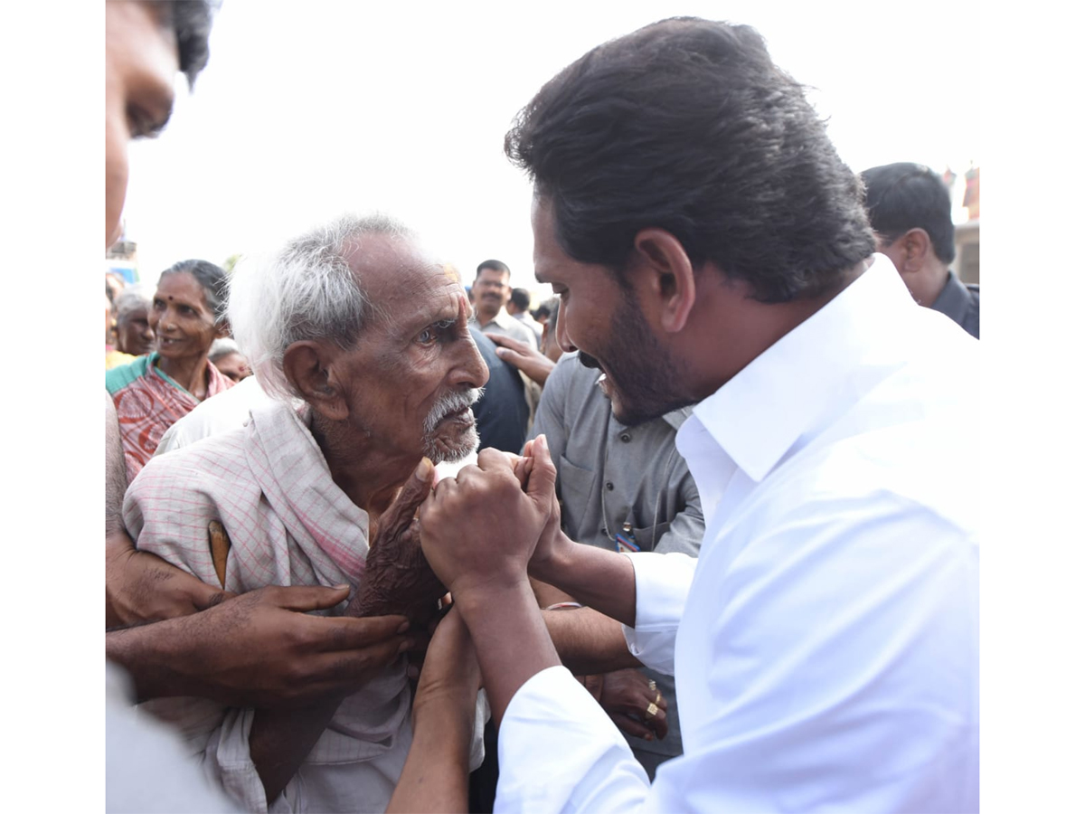 YS Jagan PrajaSankalpaYatra 302th Day Photo Gallery - Sakshi12