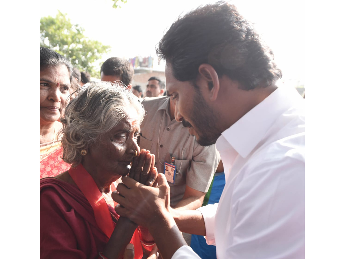 YS Jagan PrajaSankalpaYatra 302th Day Photo Gallery - Sakshi13