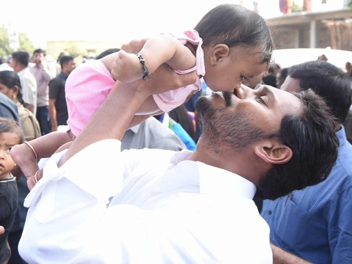 YS Jagan PrajaSankalpaYatra 302th Day Photo Gallery - Sakshi3