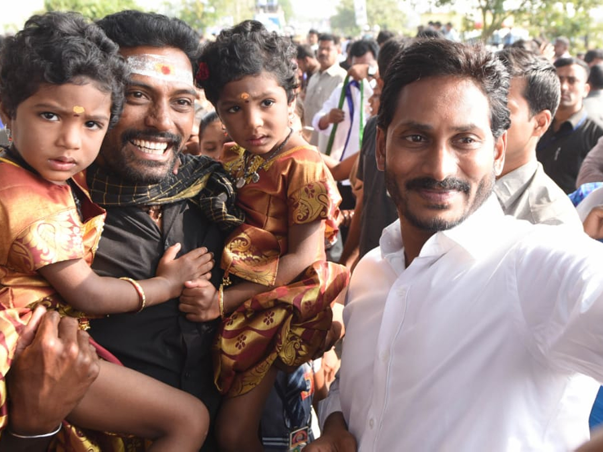 YS Jagan PrajaSankalpaYatra 302th Day Photo Gallery - Sakshi5