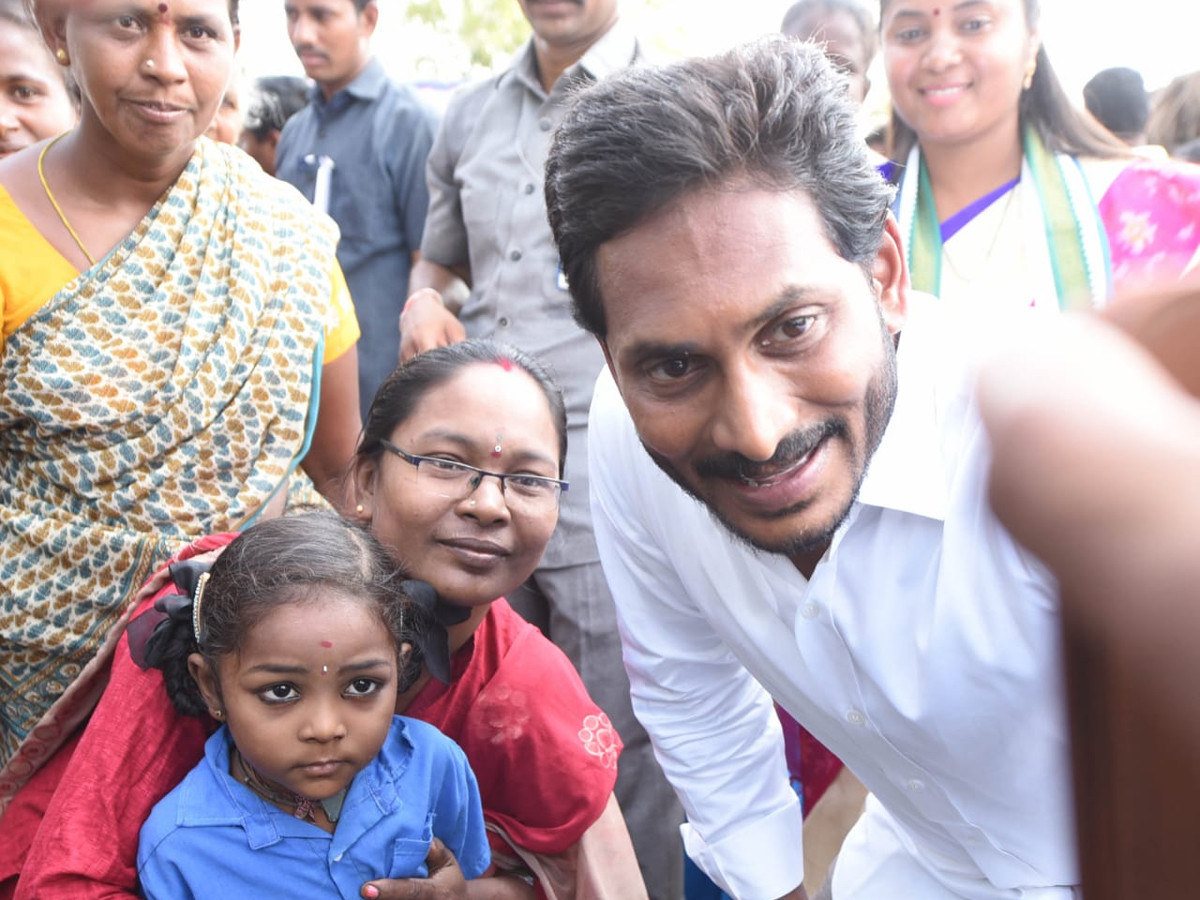 YS Jagan PrajaSankalpaYatra 302th Day Photo Gallery - Sakshi9