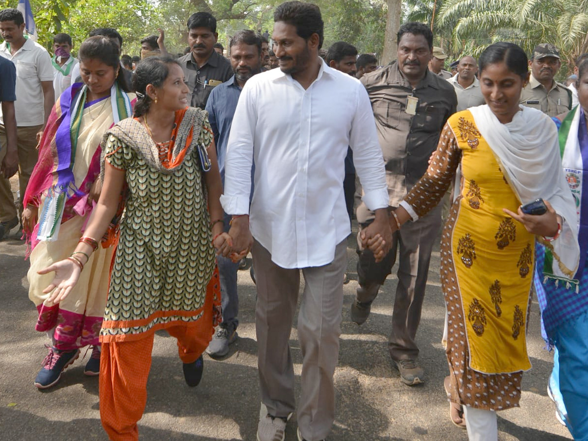 YS Jagan PrajaSankalpaYatra 302th Day Photo Gallery - Sakshi15