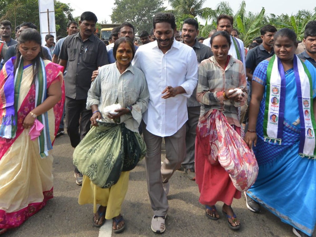 YS Jagan PrajaSankalpaYatra 302th Day Photo Gallery - Sakshi25