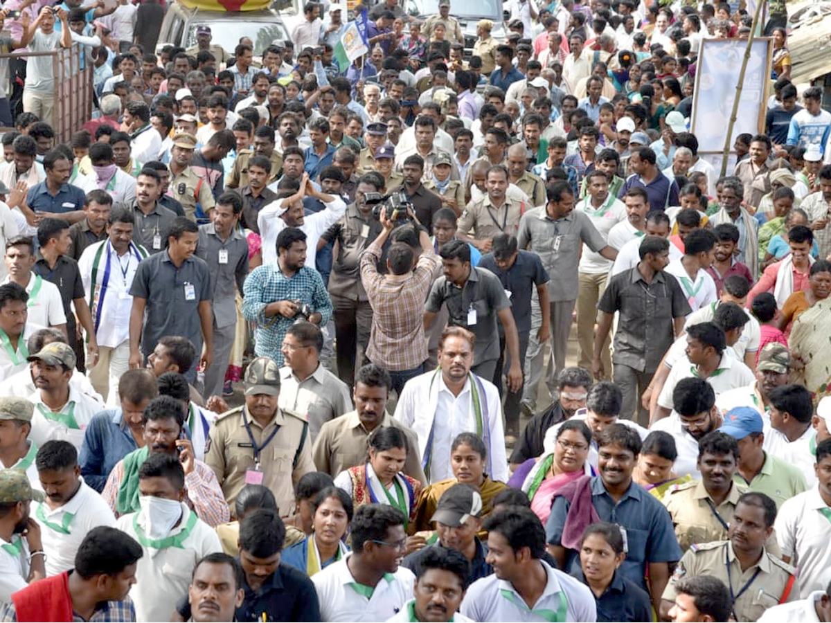 YS Jagan PrajaSankalpaYatra 302th Day Photo Gallery - Sakshi27