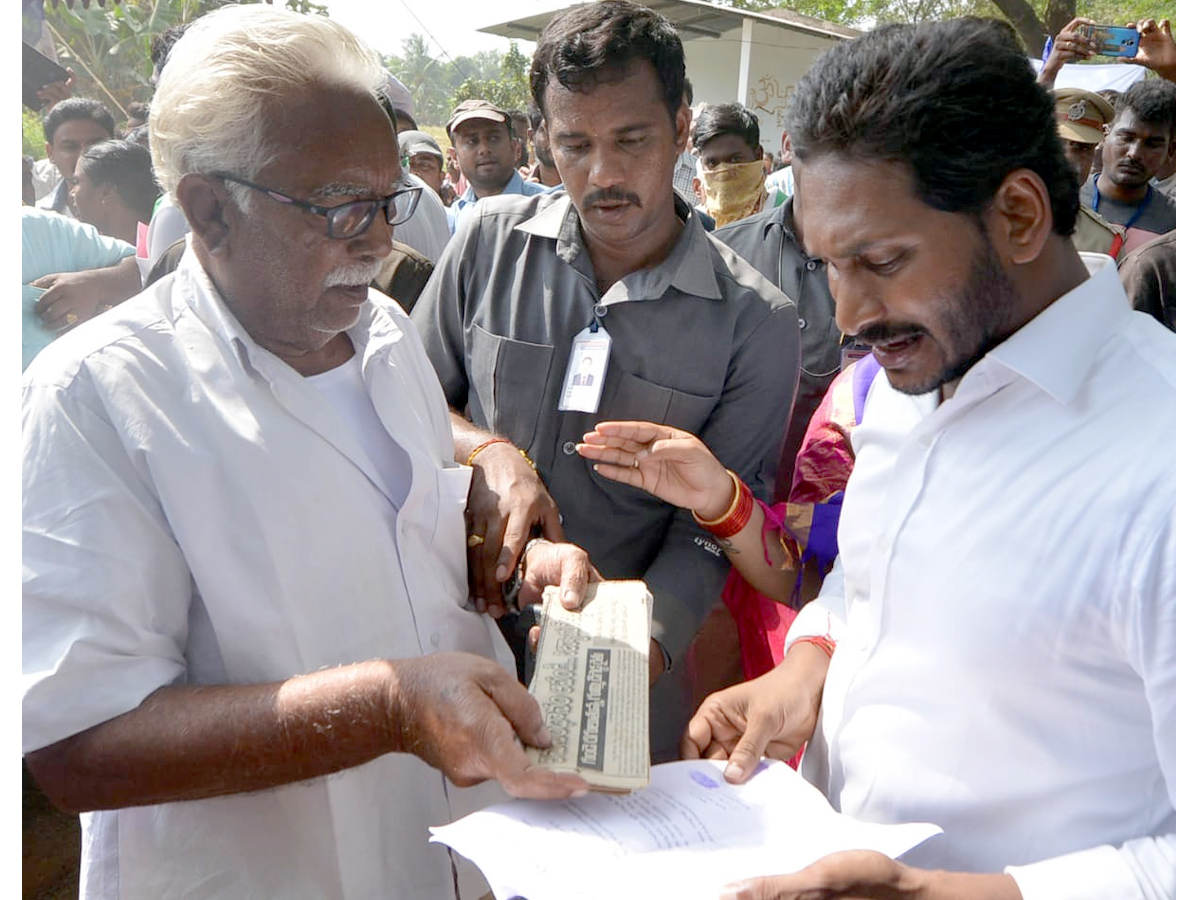 YS Jagan PrajaSankalpaYatra 302th Day Photo Gallery - Sakshi16