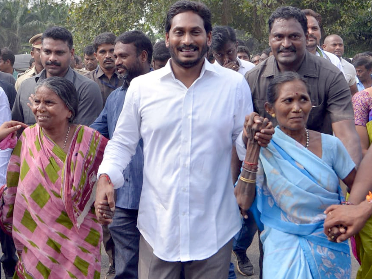 YS Jagan PrajaSankalpaYatra 302th Day Photo Gallery - Sakshi17