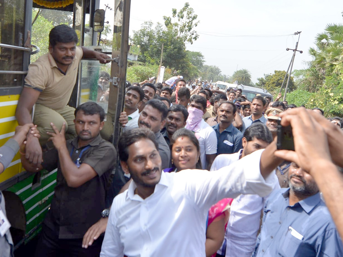 YS Jagan PrajaSankalpaYatra 302th Day Photo Gallery - Sakshi18