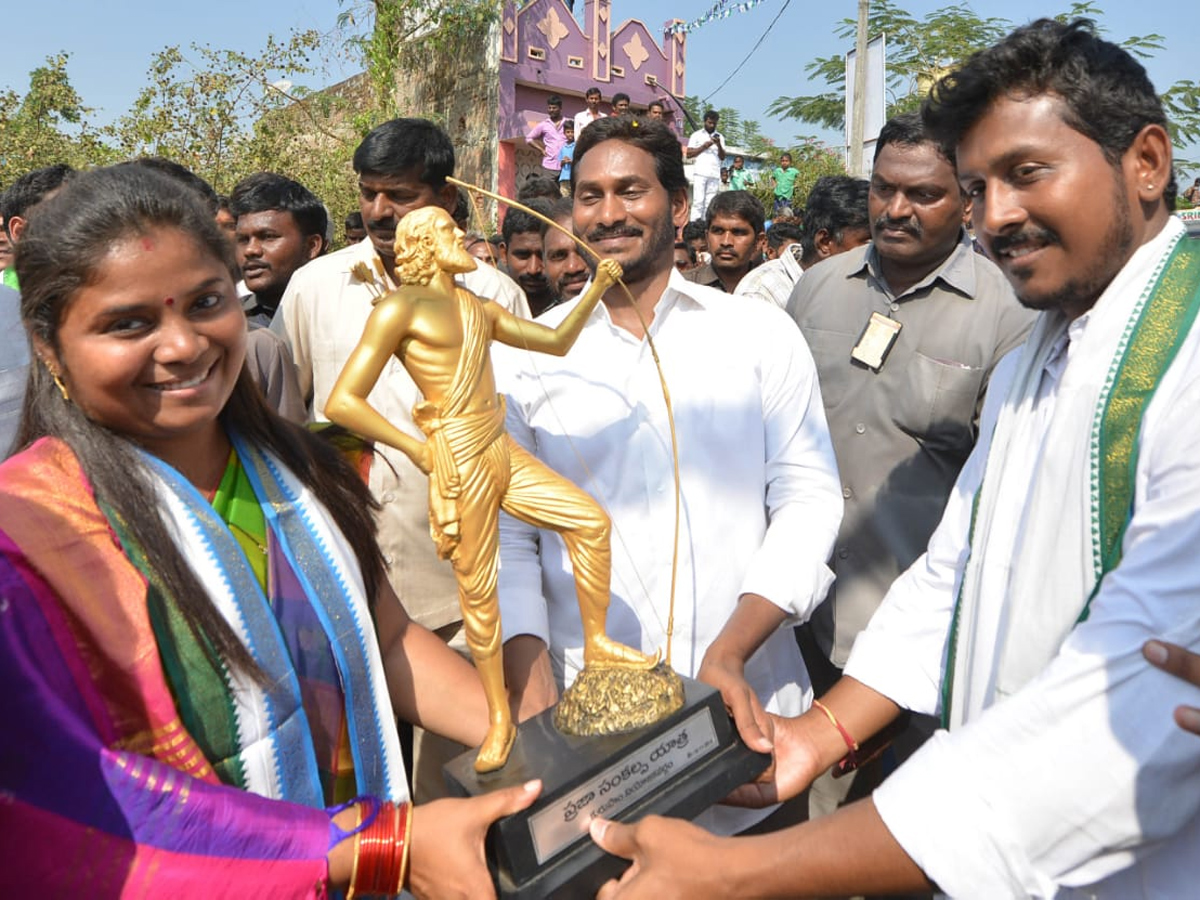 YS Jagan PrajaSankalpaYatra Day 303th Photo Gallery - Sakshi10