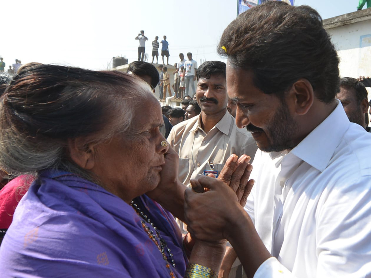 YS Jagan PrajaSankalpaYatra Day 303th Photo Gallery - Sakshi13