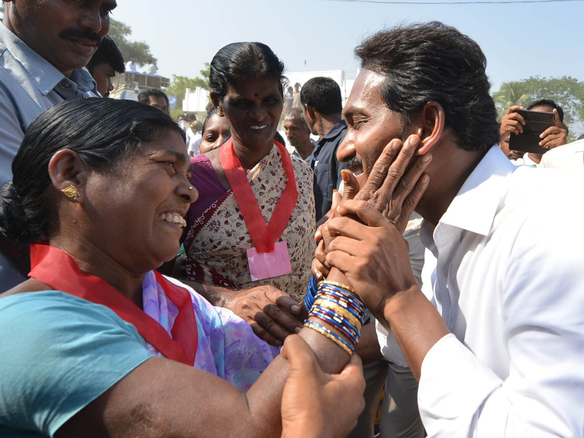 YS Jagan PrajaSankalpaYatra Day 303th Photo Gallery - Sakshi14