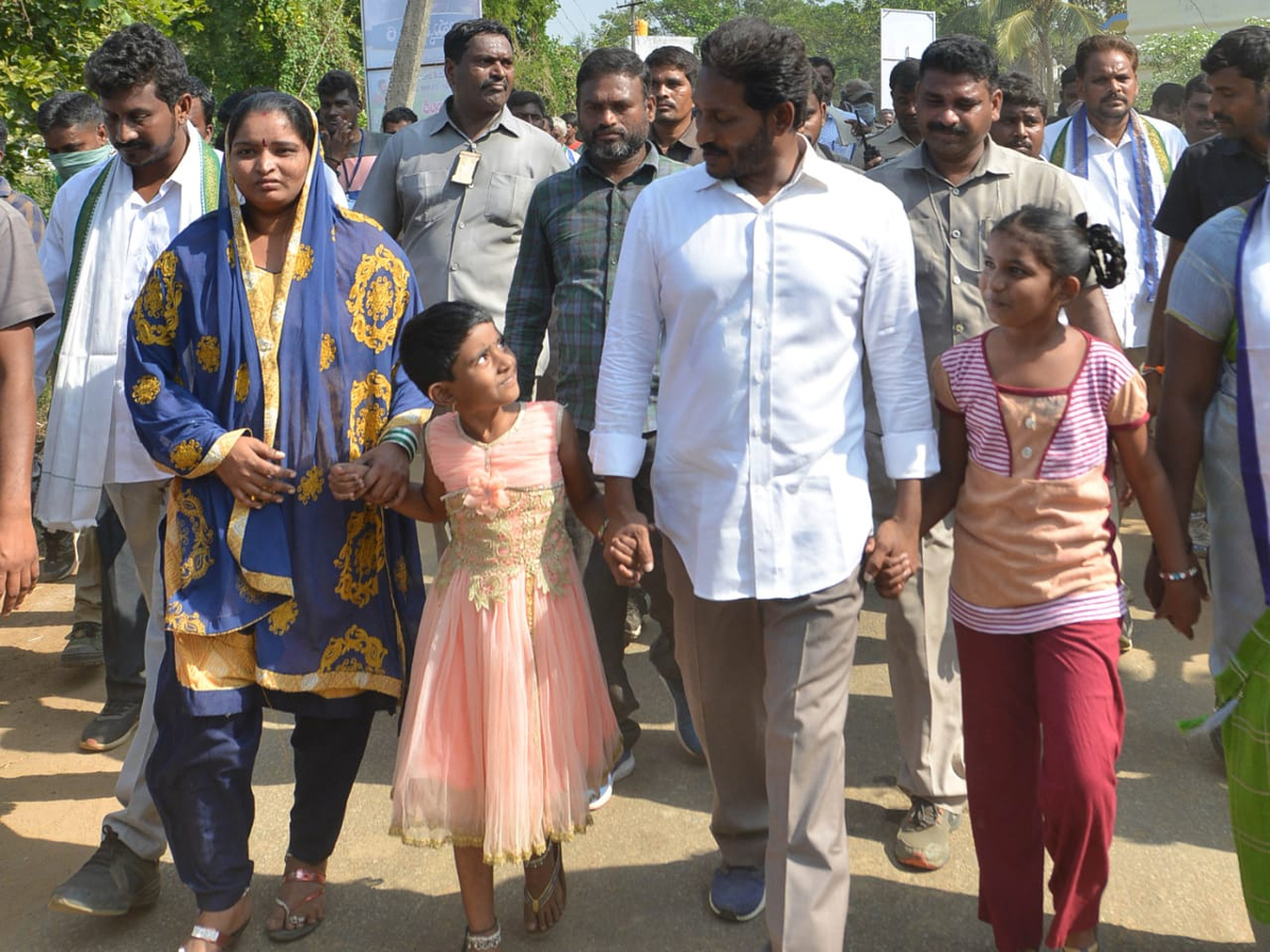 YS Jagan PrajaSankalpaYatra Day 303th Photo Gallery - Sakshi9