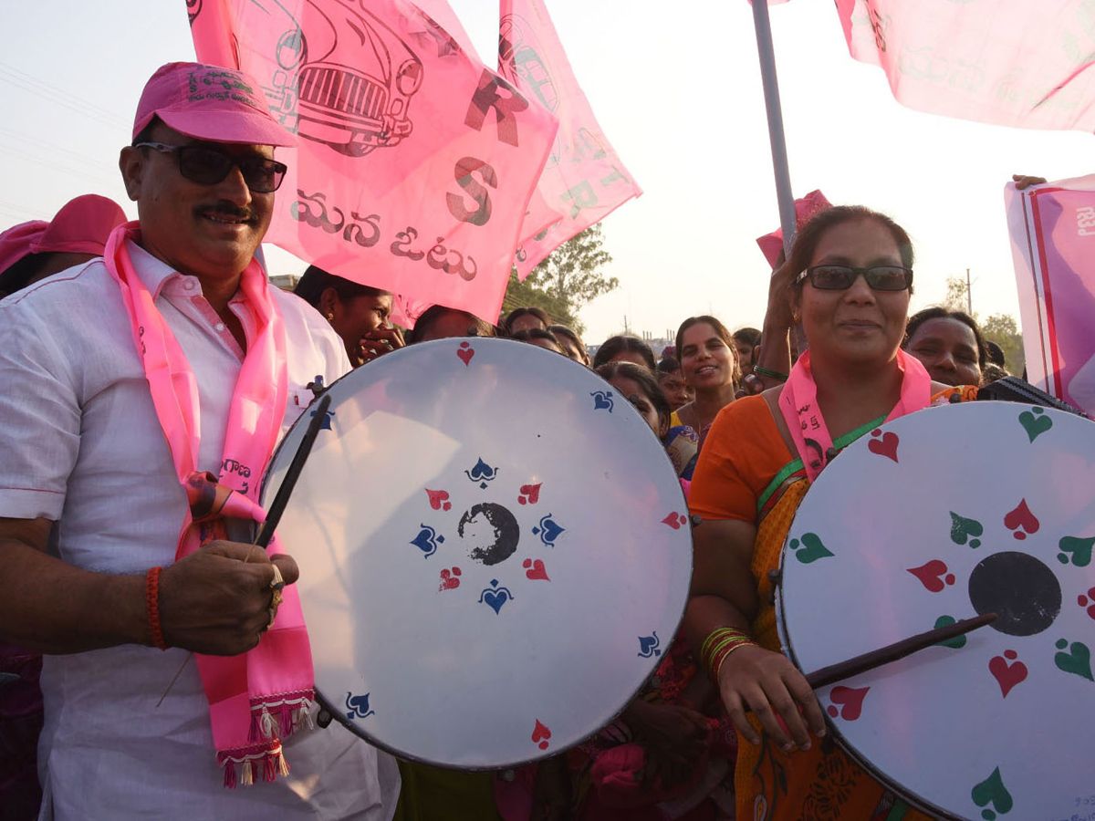 TRS Praja Ashirvada Sabha in Medak Photo Gallery - Sakshi11