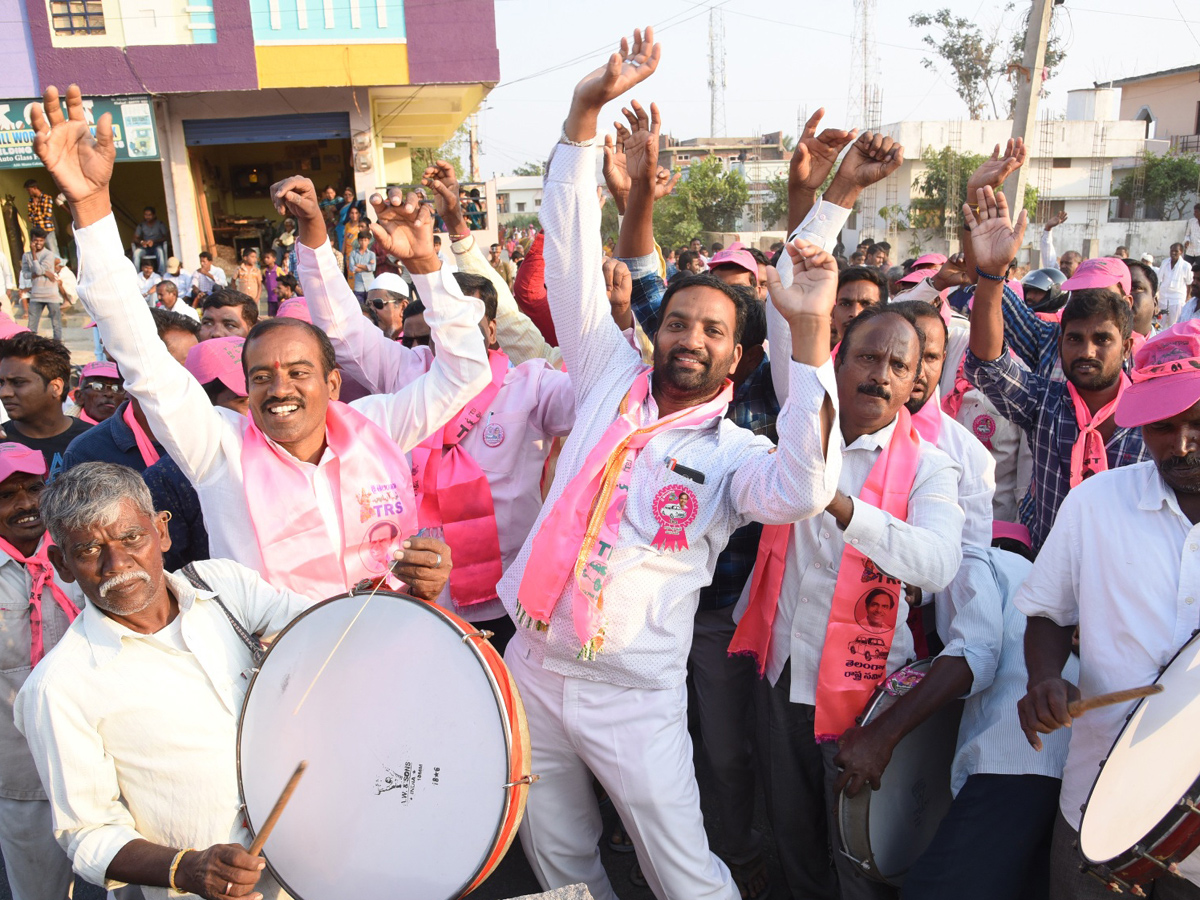 TRS Praja Ashirvada Sabha in Medak Photo Gallery - Sakshi7