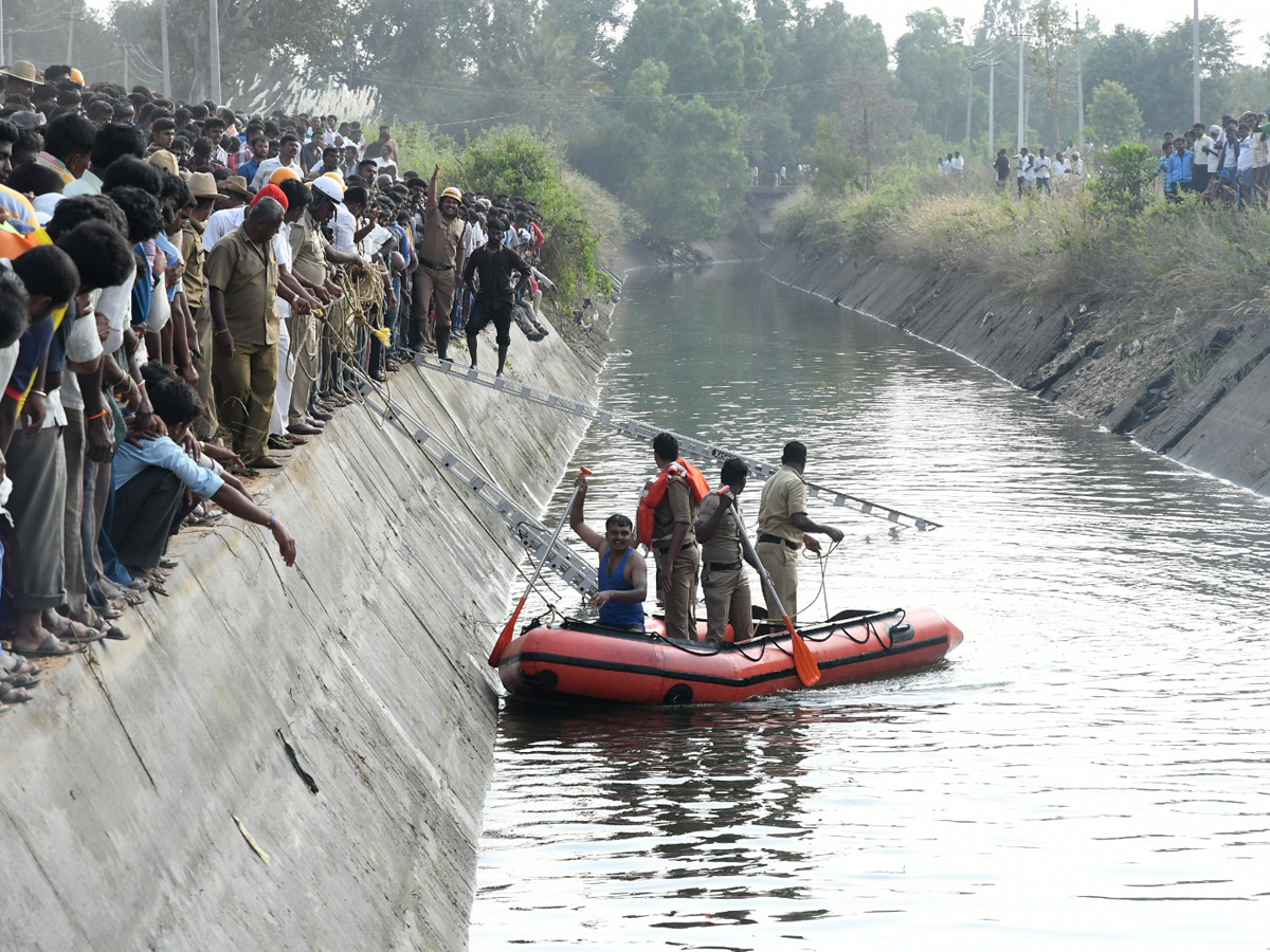 Bus Falls Into Canal in Karnataka Photo Gallery - Sakshi10