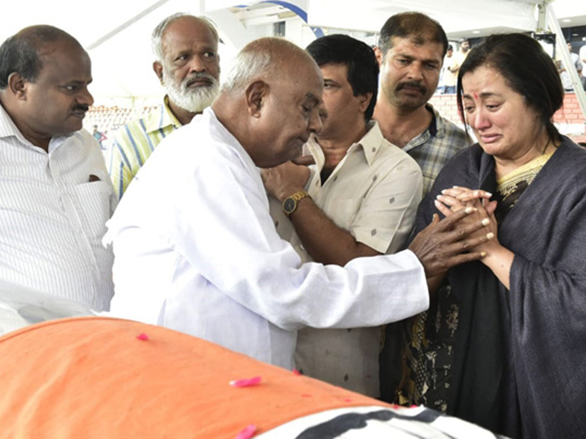 Tollywood Celebrities Condolences On Kannada Star Ambarish Photo Gallery - Sakshi2