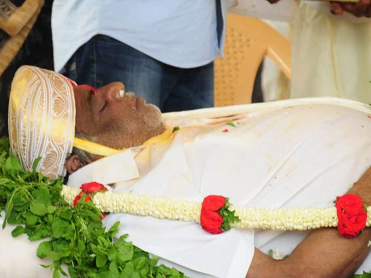 Tollywood Celebrities Condolences On Kannada Star Ambarish Photo Gallery - Sakshi4