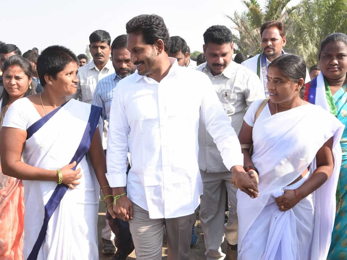 YS Jagan PrajaSankalpaYatra Day 305th Photo Gallery - Sakshi16