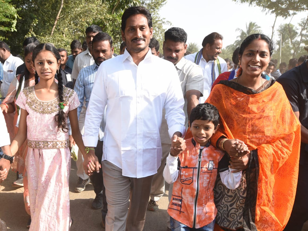 YS Jagan PrajaSankalpaYatra Day 305th Photo Gallery - Sakshi9