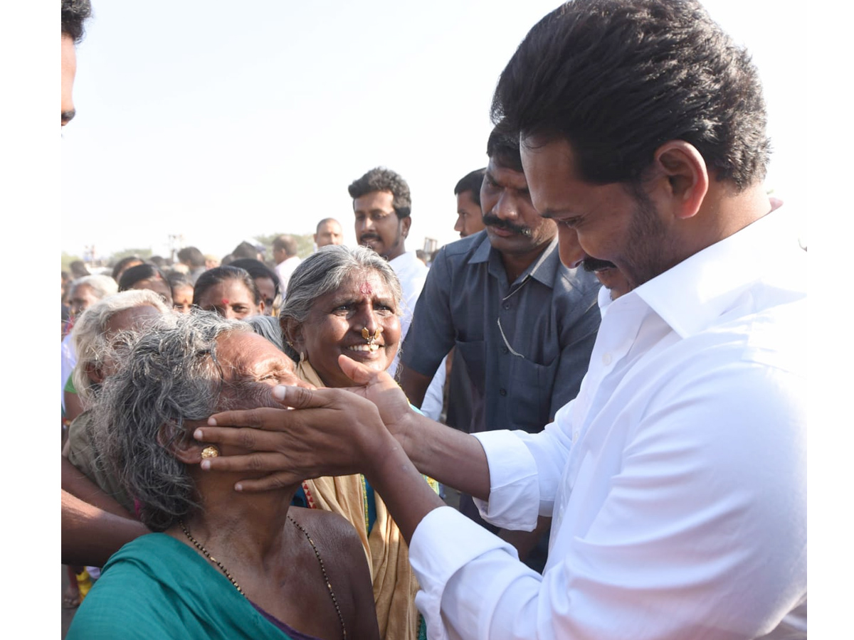 YS Jagan PrajaSankalpaYatra Day 305th Photo Gallery - Sakshi24