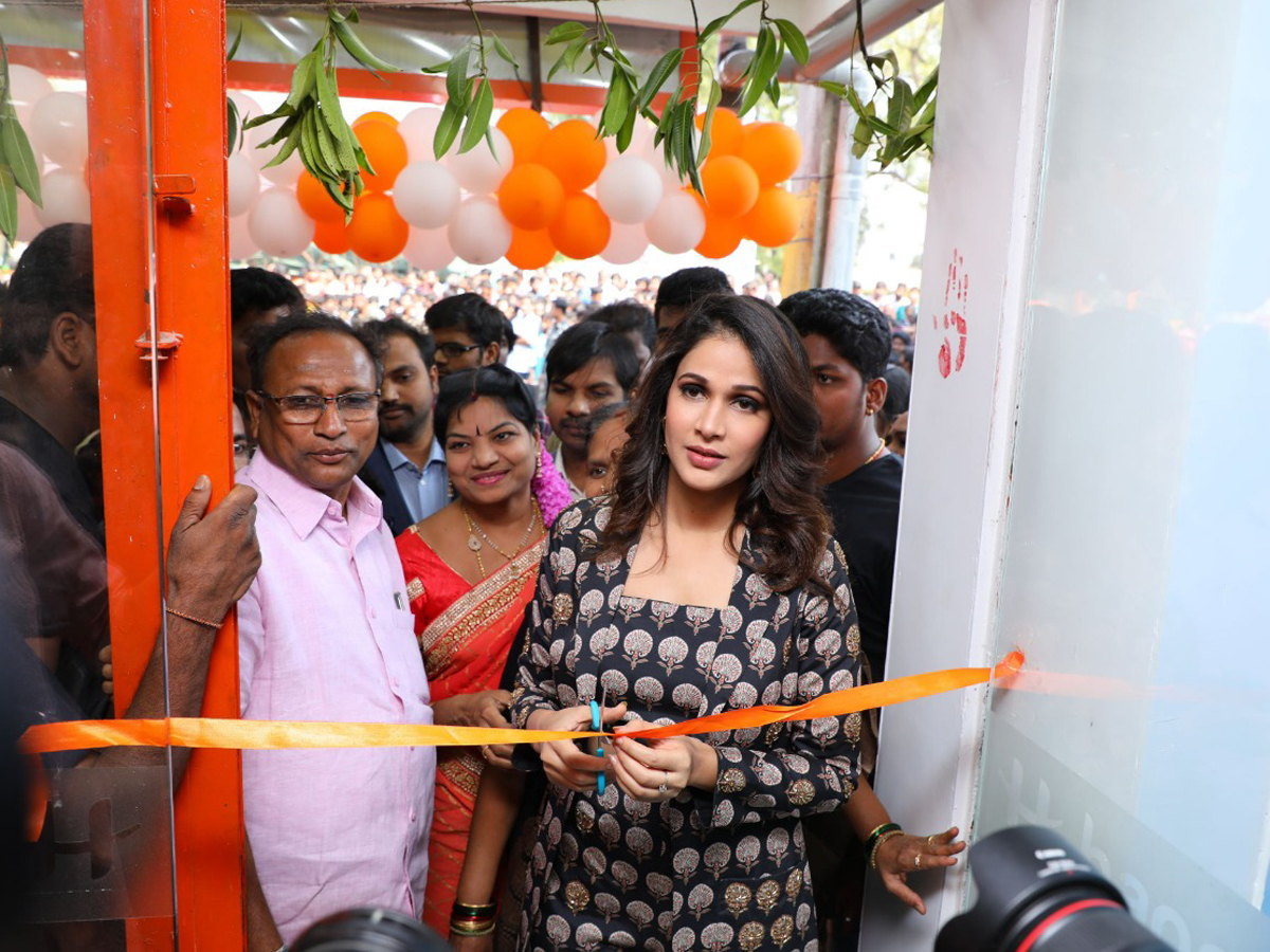 Lavanya Tripathi launches Happi Mobiles Store at Kadiri Photo Gallery - Sakshi2