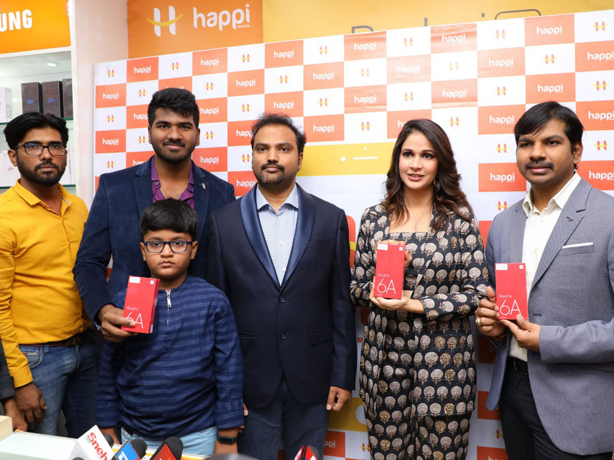 Lavanya Tripathi launches Happi Mobiles Store at Kadiri Photo Gallery - Sakshi4