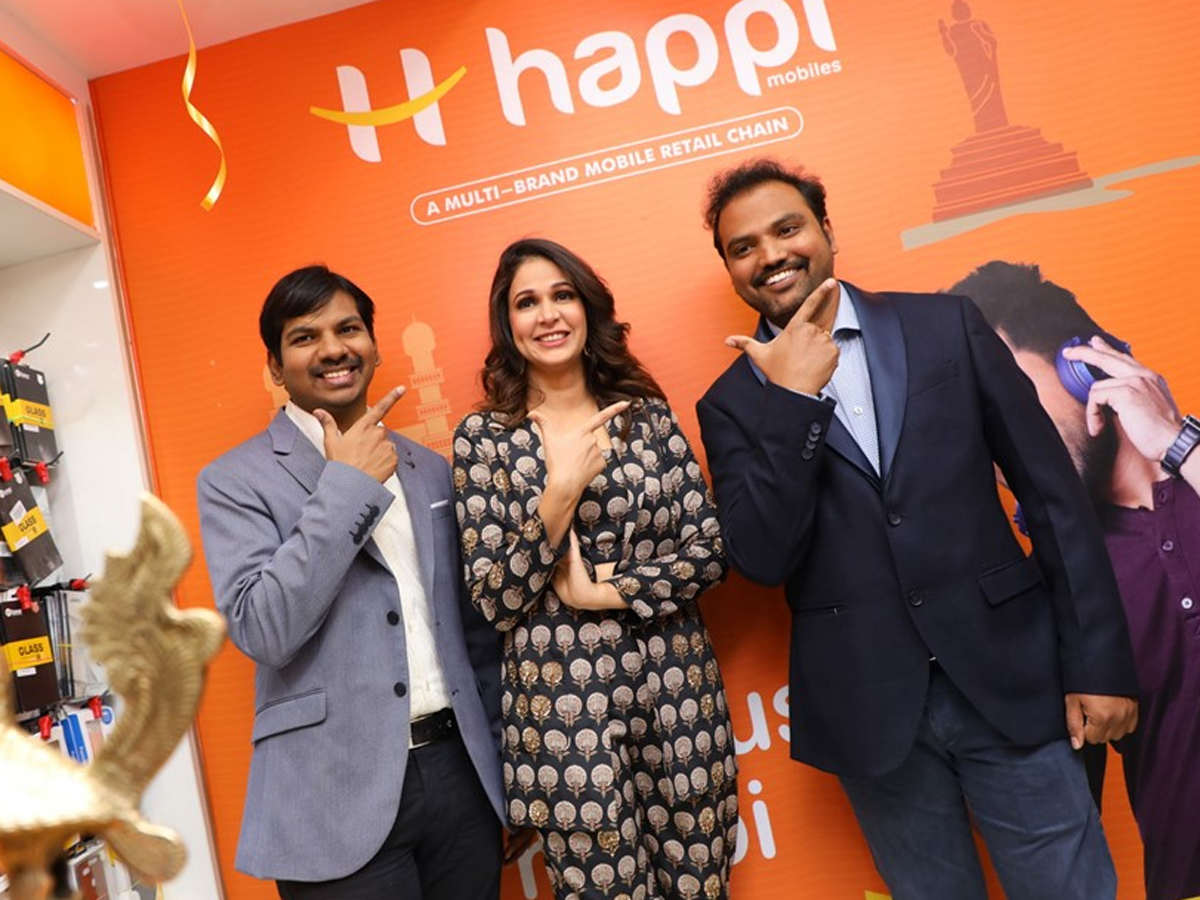 Lavanya Tripathi launches Happi Mobiles Store at Kadiri Photo Gallery - Sakshi6