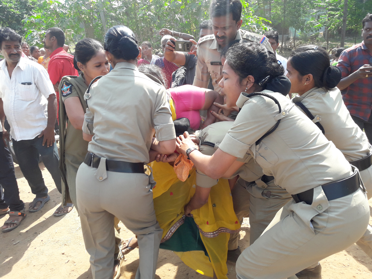 police attacks midday meals workers visakhapatnam photo Gallery - Sakshi2