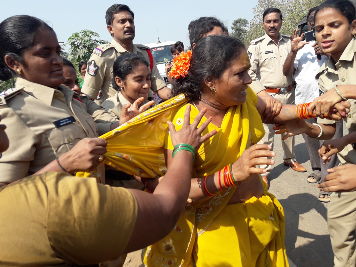 police attacks midday meals workers visakhapatnam photo Gallery - Sakshi11