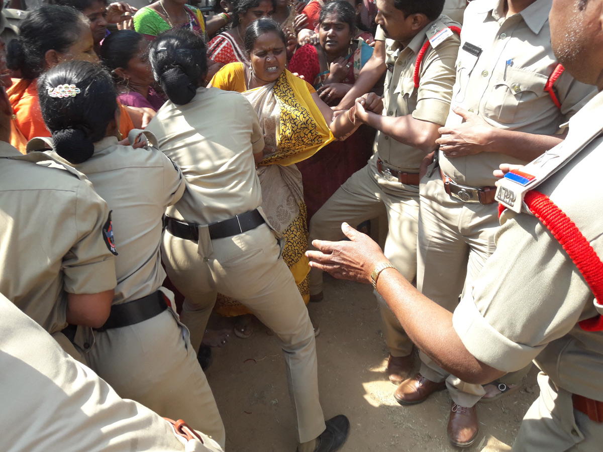 police attacks midday meals workers visakhapatnam photo Gallery - Sakshi12