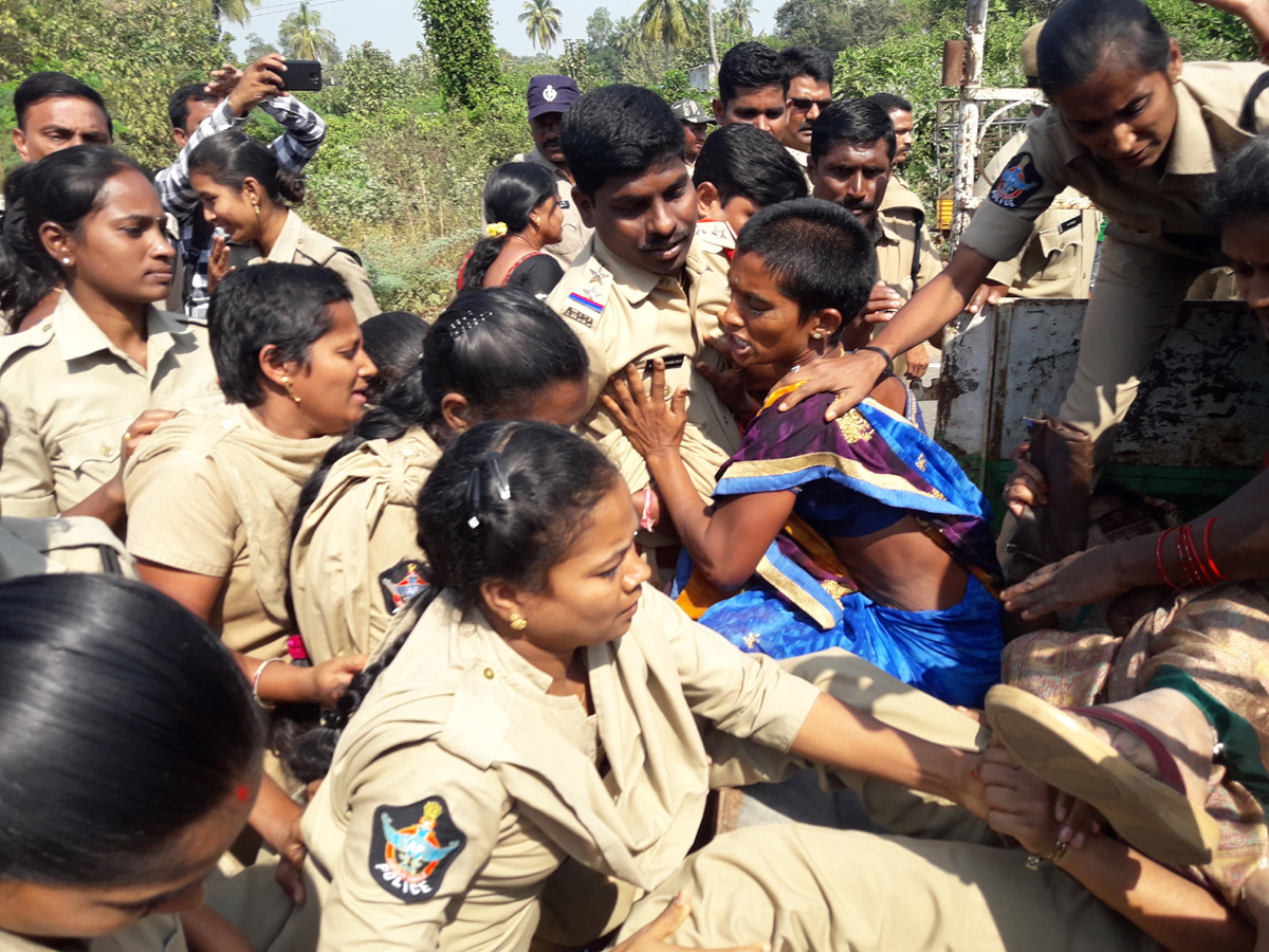 police attacks midday meals workers visakhapatnam photo Gallery - Sakshi13