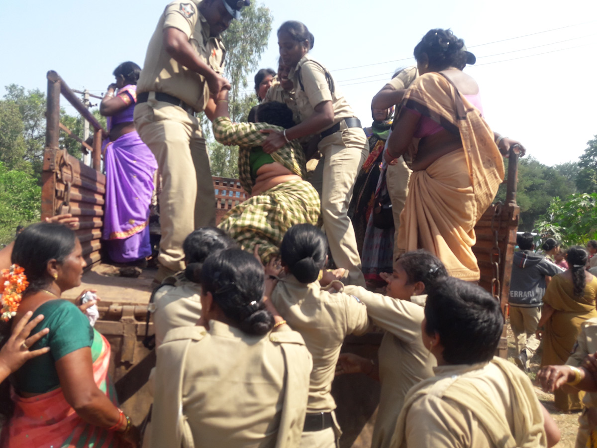 police attacks midday meals workers visakhapatnam photo Gallery - Sakshi14