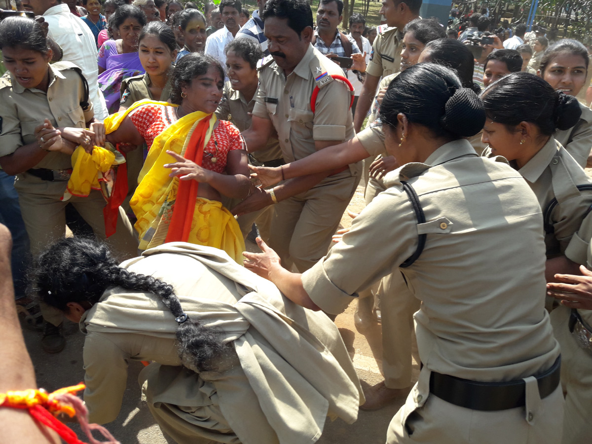 police attacks midday meals workers visakhapatnam photo Gallery - Sakshi1