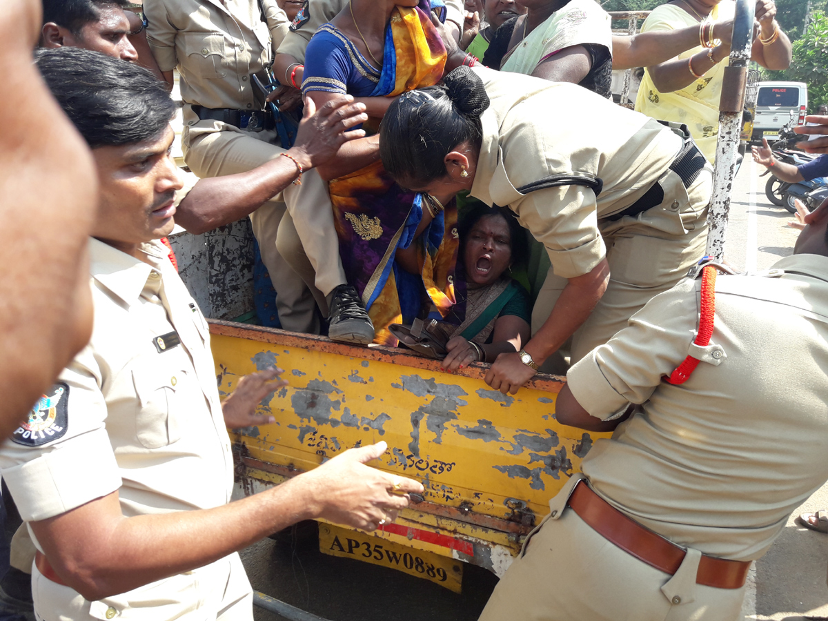 police attacks midday meals workers visakhapatnam photo Gallery - Sakshi3