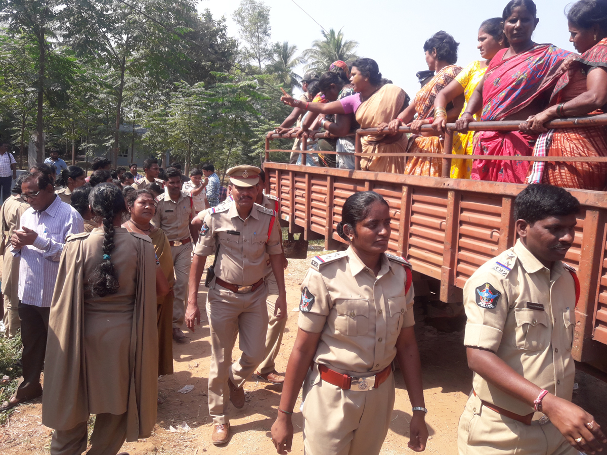 police attacks midday meals workers visakhapatnam photo Gallery - Sakshi4