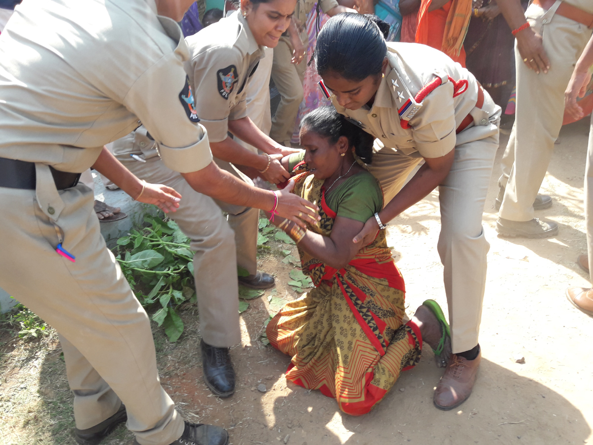 police attacks midday meals workers visakhapatnam photo Gallery - Sakshi6