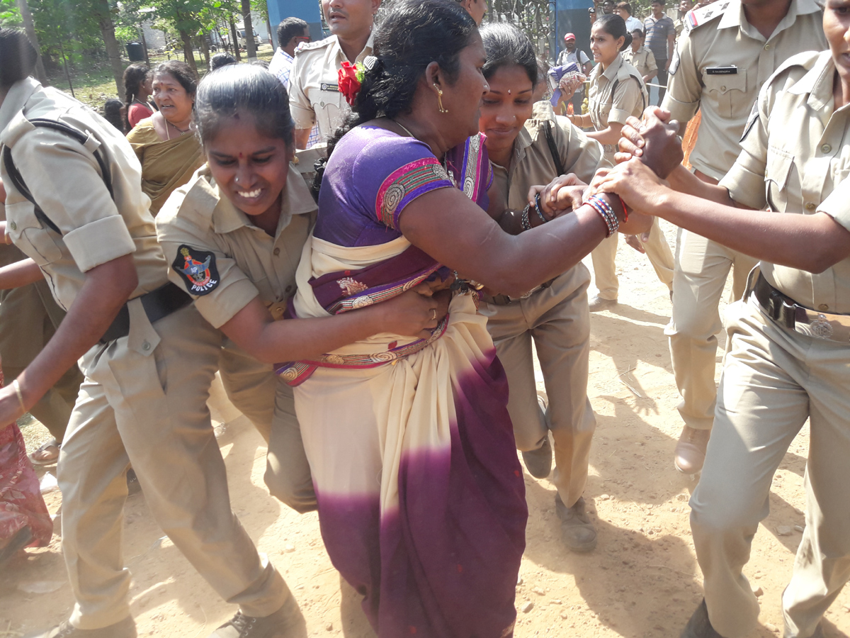 police attacks midday meals workers visakhapatnam photo Gallery - Sakshi7