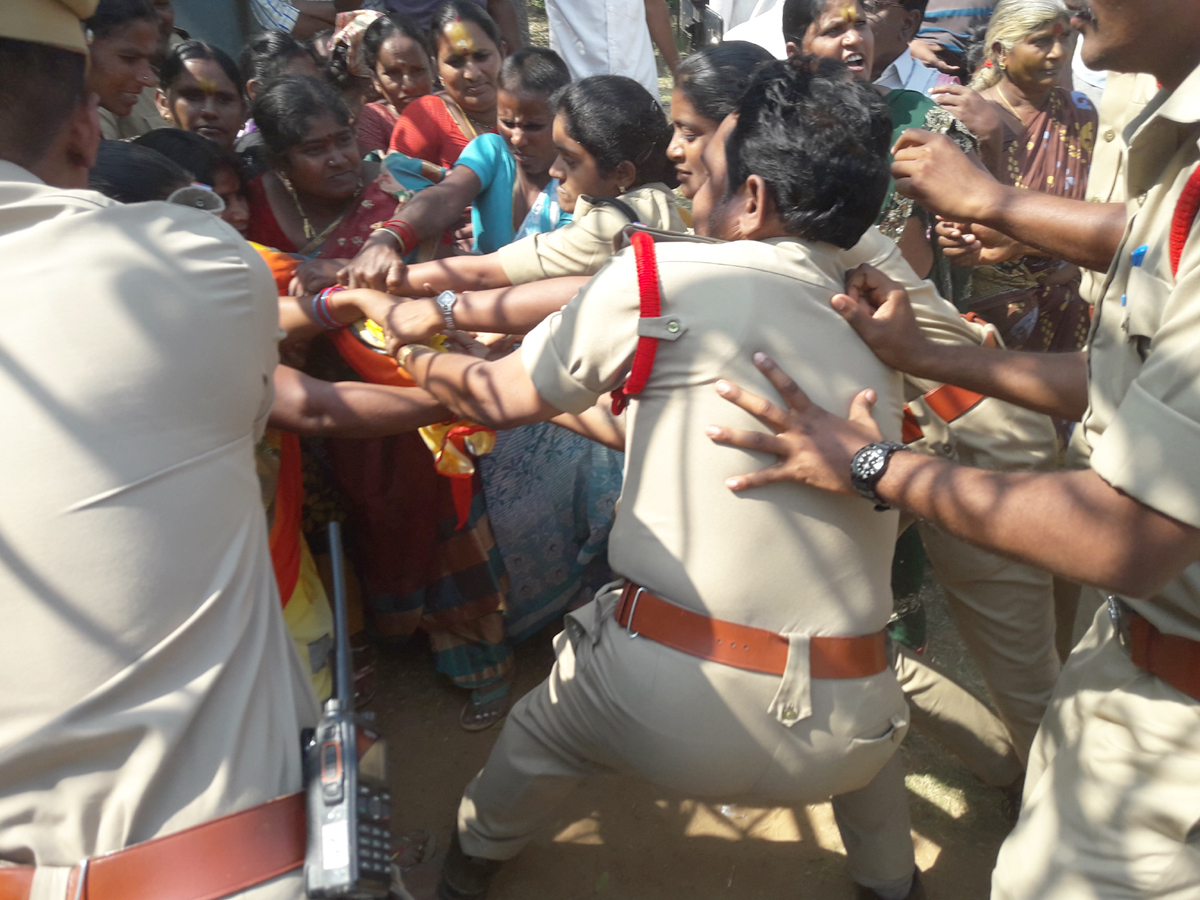 police attacks midday meals workers visakhapatnam photo Gallery - Sakshi8