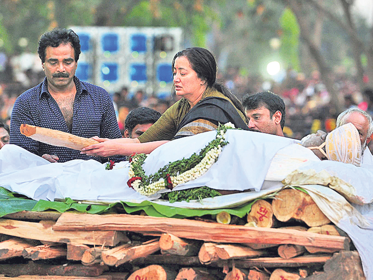 ambarish funeral bangalore Photo Gallery - Sakshi1