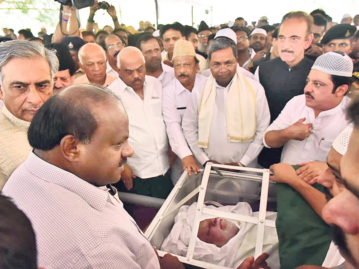 ambarish funeral bangalore Photo Gallery - Sakshi2