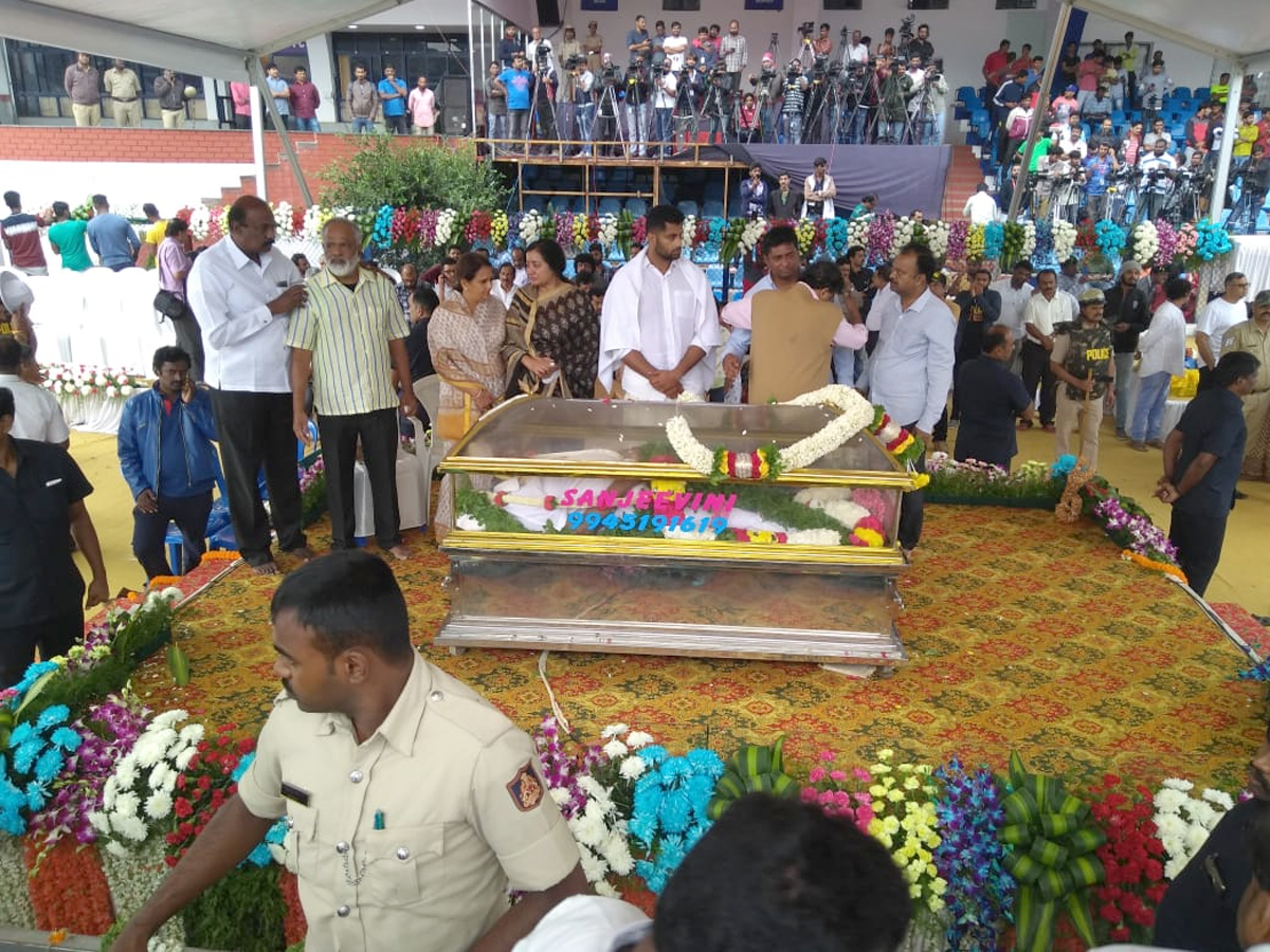 ambarish funeral bangalore Photo Gallery - Sakshi9