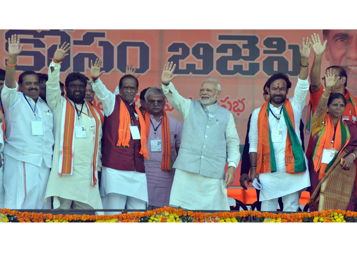 pm Narendra modi addresses public meeting in nizamabad and mahabubnagar photo Gallery  - Sakshi14