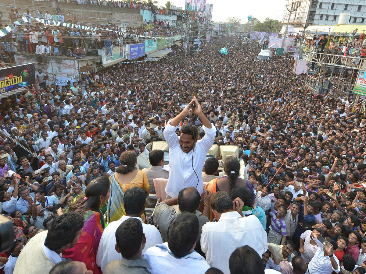 YS Jagan PrajaSankalpaYatra Public Meeting at Palakonda Photo Gallery - Sakshi12