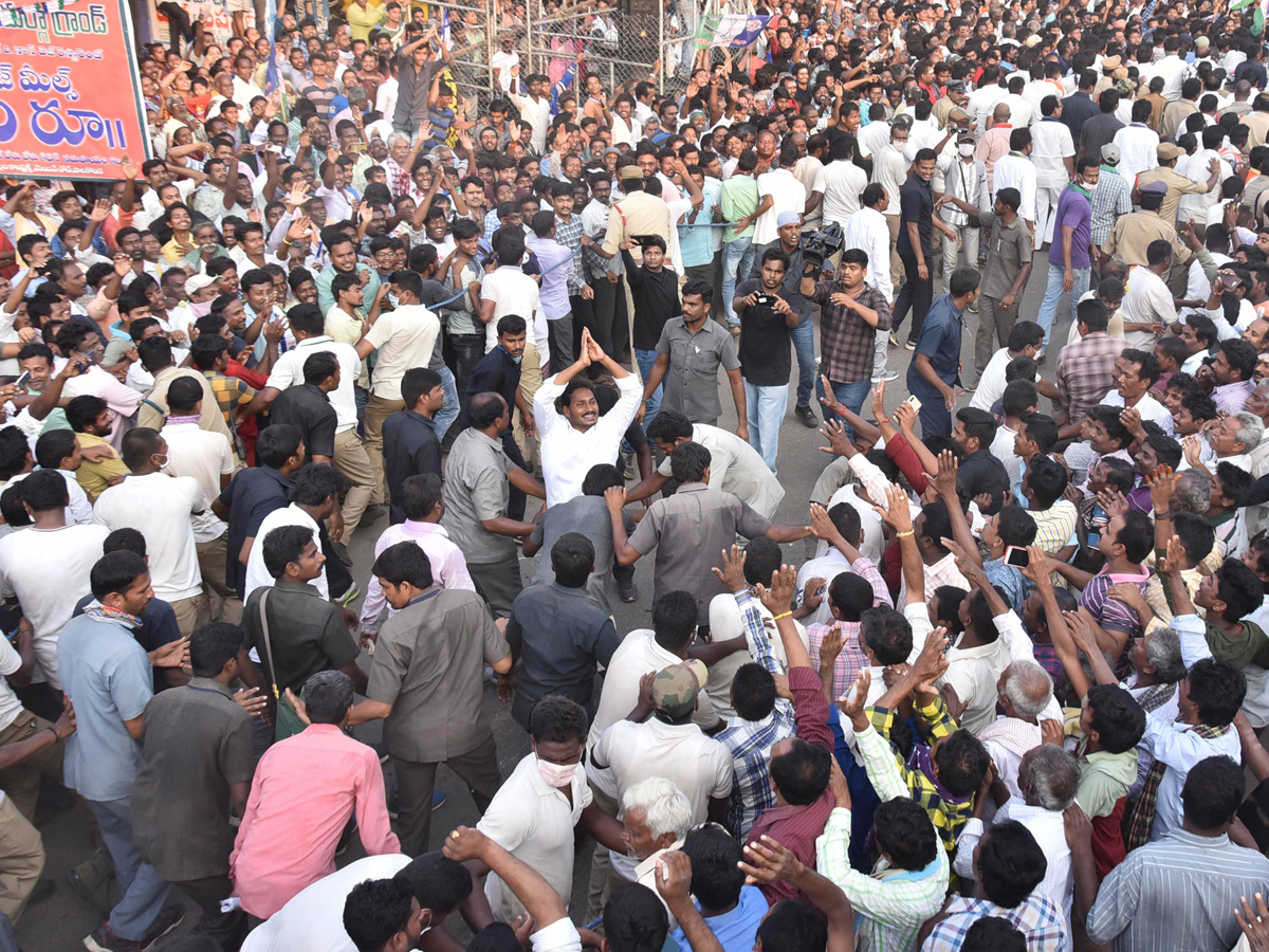 YS Jagan PrajaSankalpaYatra Public Meeting at Palakonda Photo Gallery - Sakshi14