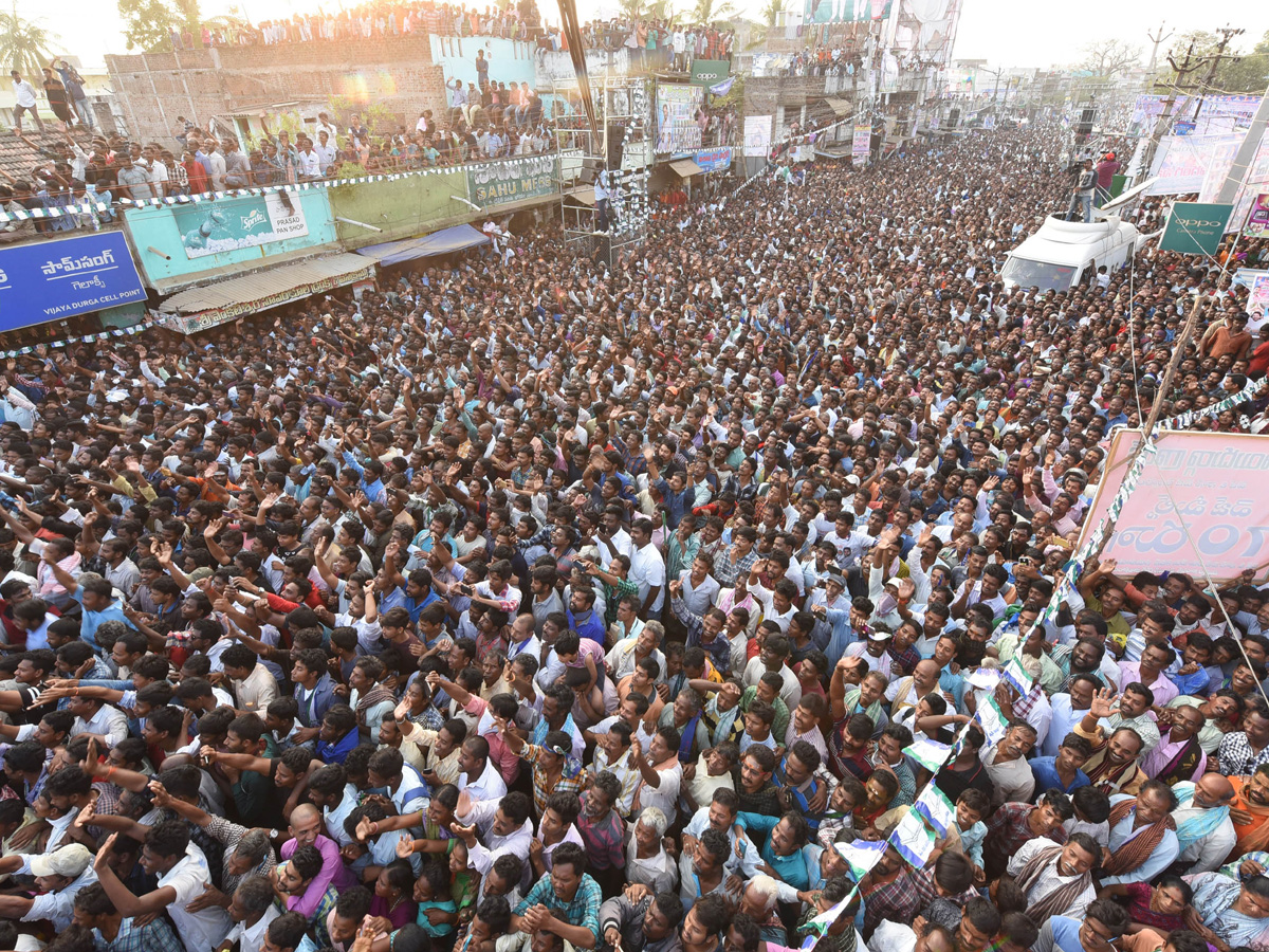 YS Jagan PrajaSankalpaYatra Public Meeting at Palakonda Photo Gallery - Sakshi15