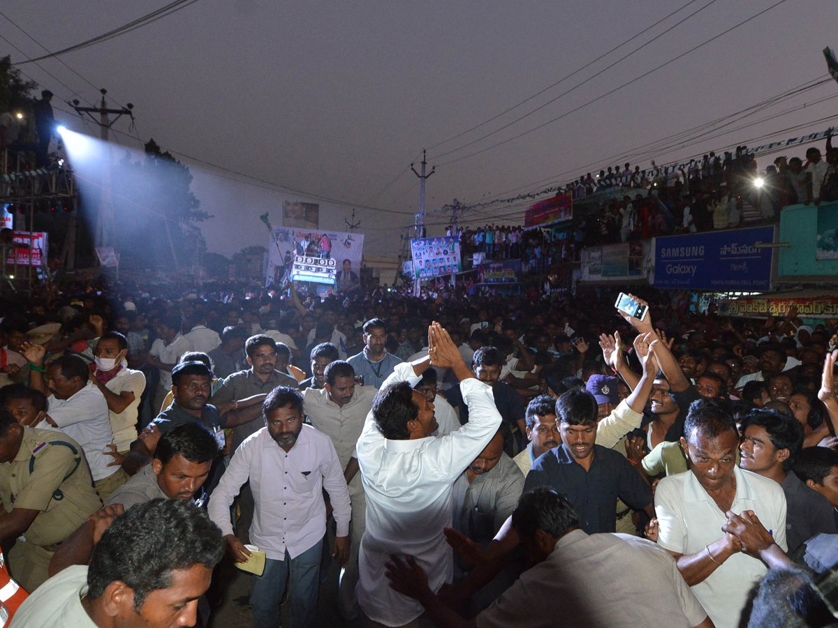 YS Jagan PrajaSankalpaYatra Public Meeting at Palakonda Photo Gallery - Sakshi16