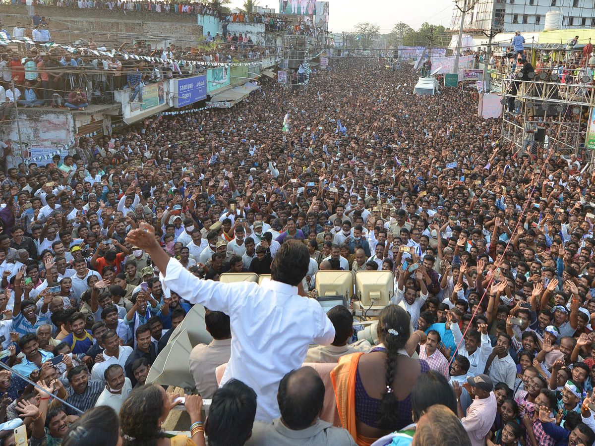 YS Jagan PrajaSankalpaYatra Public Meeting at Palakonda Photo Gallery - Sakshi17