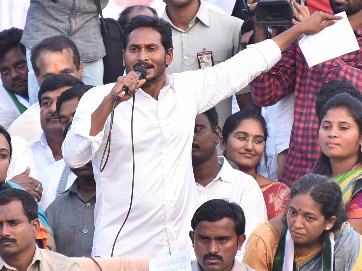 YS Jagan PrajaSankalpaYatra Public Meeting at Palakonda Photo Gallery - Sakshi2