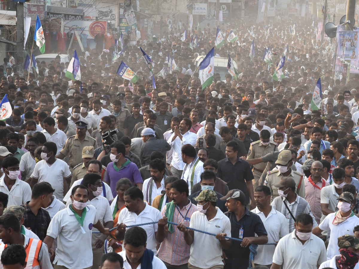 YS Jagan PrajaSankalpaYatra Public Meeting at Palakonda Photo Gallery - Sakshi3